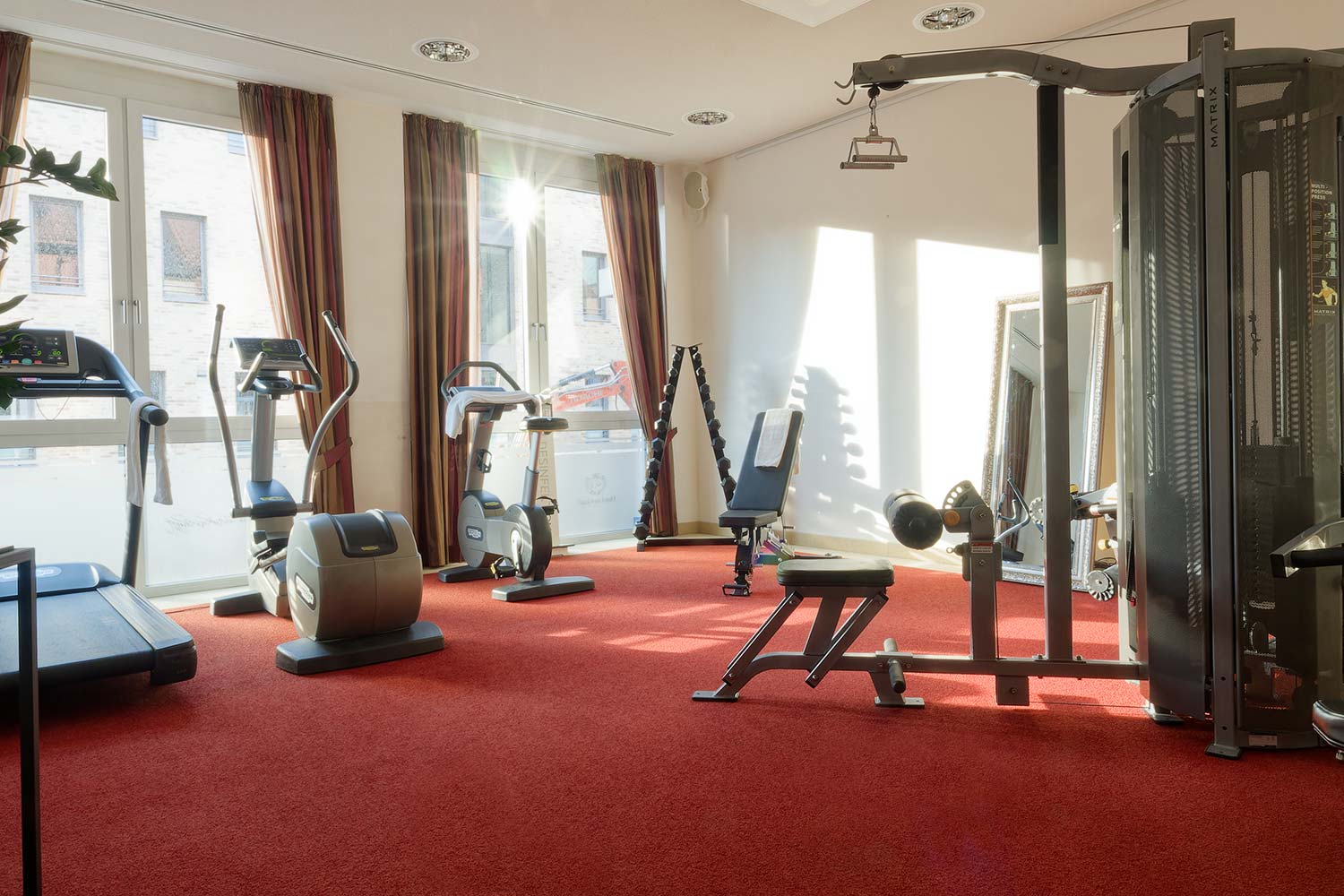 Moderner Fitnessraum im Hotel von Euch in Meppen mit Trainingsgeräten