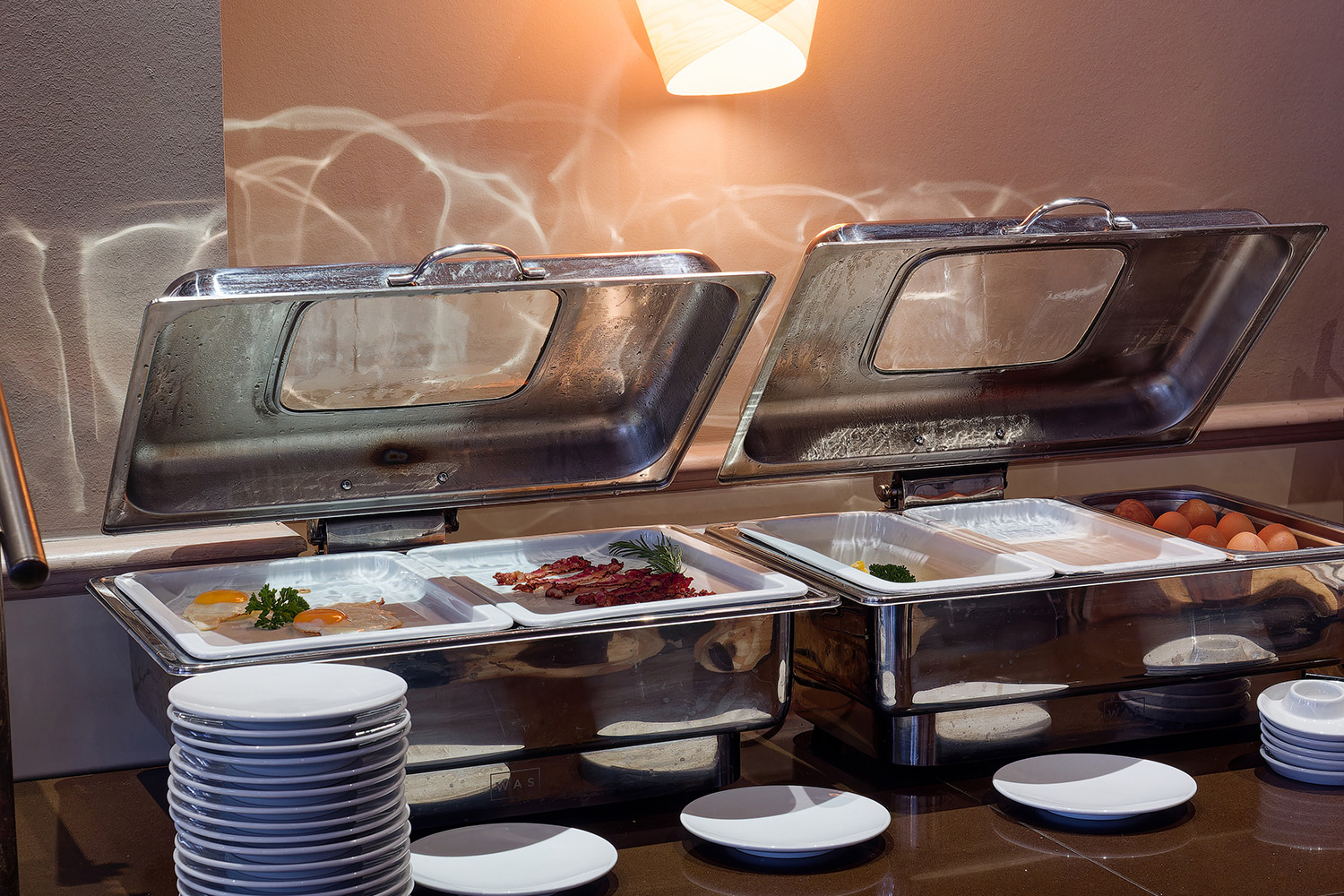 Frische Eier, knuspriger Bacon und gekochte Eier am Frühstücksbuffet im Hotel von Euch in Meppen