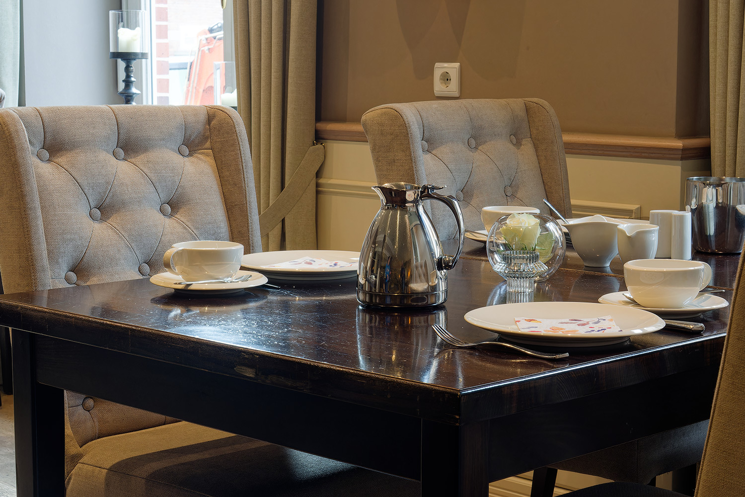 Gedeckter Tisch direkt am Frühstücksbuffet im Hotel von Euch in Meppen