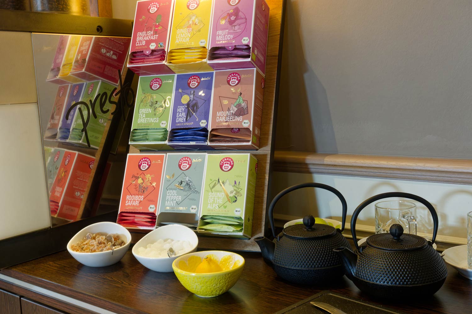 Verschiedene Teesorten und frisch gebrühter Kaffee am Frühstücksbuffet im Hotel von Euch in Meppen