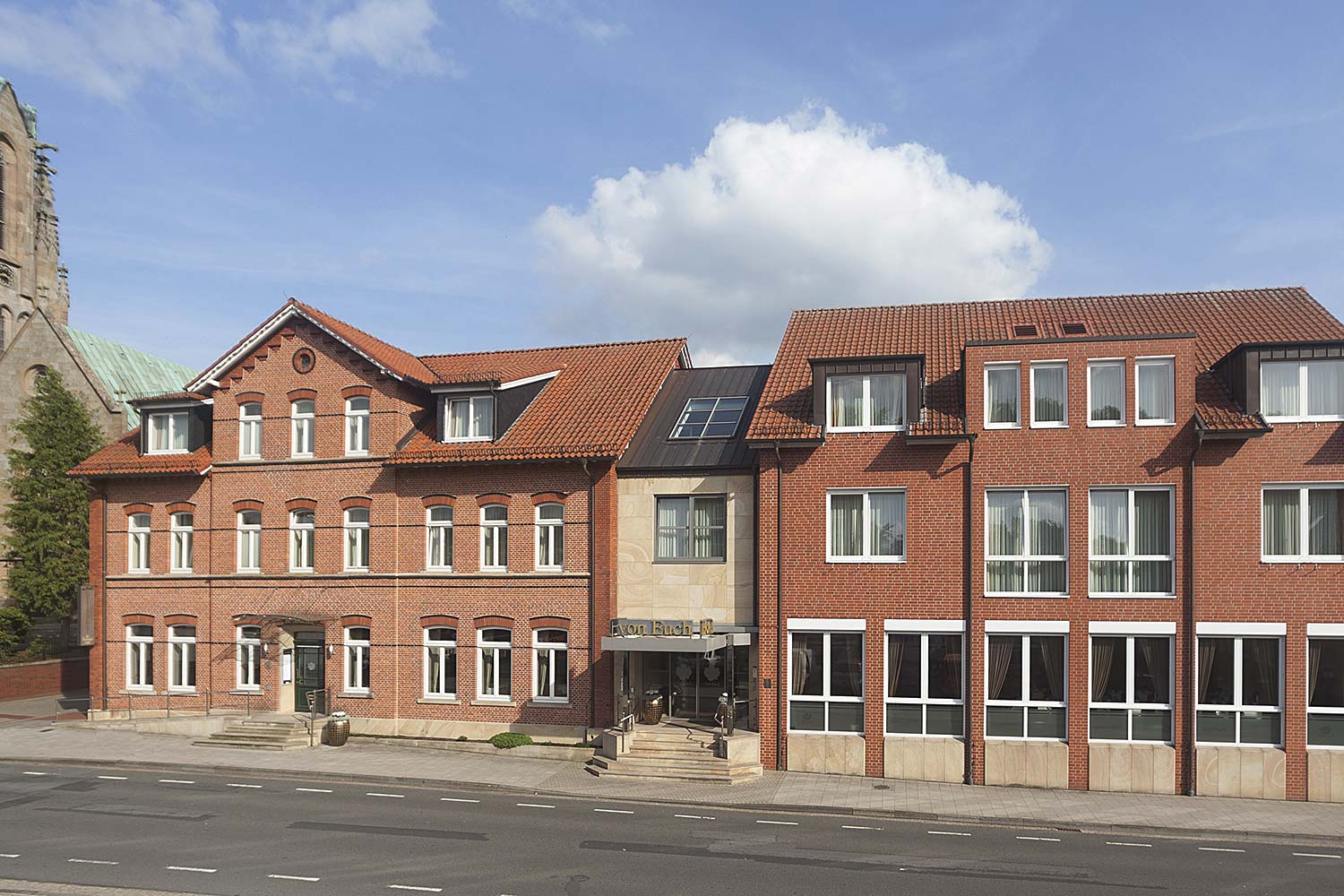 Außenansicht des Hotel von Euch in Meppen bei Tag, direkt neben dem Krankenhaus und dem Meppener Dom