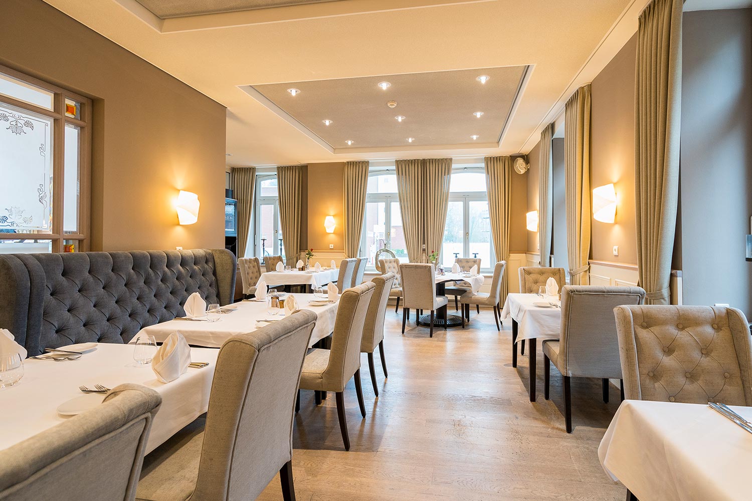 Stilvoll eingedeckte Tische im Restaurant des Hotel von Euch in Meppen